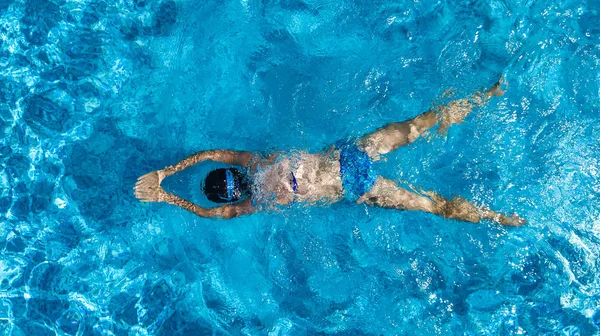 Nő a medence víz felülről, trópusi üdülés nyaralás koncepció légi felülnézet — Stock Fotó