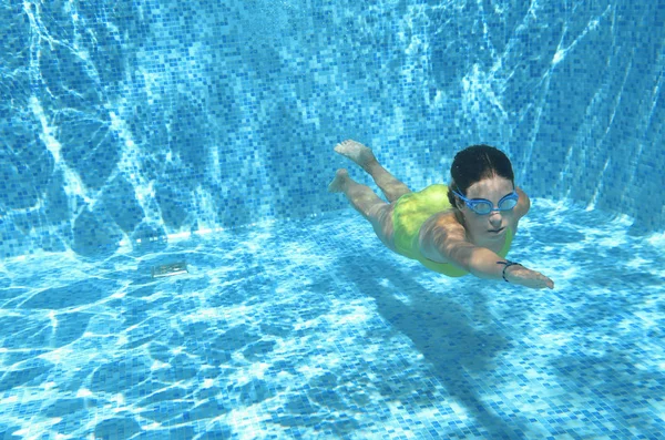 Niña nadadora nadando bajo el agua en la piscina y tiene diversión, buceo adolescente bajo el agua, vacaciones en familia, deporte y concepto de fitness — Foto de Stock
