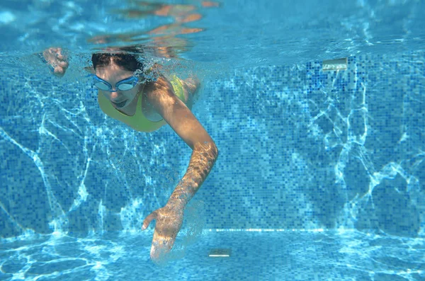 Jong meisje zwemmer vrije slag zwemmen in het zwembad, onder water weergave, sport en fitness concept — Stockfoto