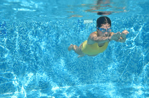 Ung flicka simmare simning under vatten i poolen och har kul, tonåringen dykning under vattnet, familjesemester, sport och fitness koncept — Stockfoto