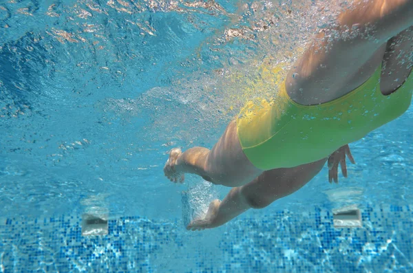Jong meisje zwemmer vrije slag zwemmen in het zwembad, onder water weergave, sport en fitness concept — Stockfoto
