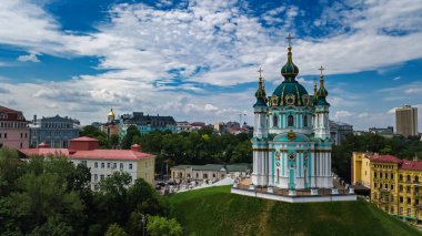 Yukarıdan, cityscape Podol bölgesinin, Kiev şehir (Kiev), Ukrayna Saint Andrew's Kilisesi ve Andreevska street hava Üstten Görünüm