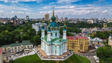Yukarıdan, cityscape Podol bölgesinin, Kiev şehir (Kiev), Ukrayna Saint Andrew's Kilisesi ve Andreevska street hava Üstten Görünüm