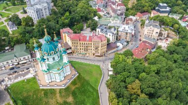 Yukarıdan, cityscape Podol bölgesinin, Kiev şehir (Kiev), Ukrayna Saint Andrew's Kilisesi ve Andreevska street hava Üstten Görünüm