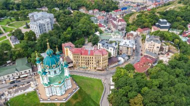 Yukarıdan, cityscape Podol bölgesinin, Kiev şehir (Kiev), Ukrayna Saint Andrew's Kilisesi ve Andreevska street hava Üstten Görünüm