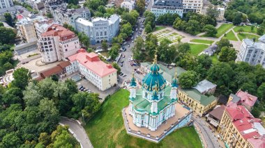 Yukarıdan, cityscape Podol bölgesinin, Kiev şehir (Kiev), Ukrayna Saint Andrew's Kilisesi ve Andreevska street hava Üstten Görünüm