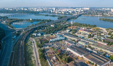 Yukarıdan sanayi bölgesi, fabrika bacaları ve depoları, Kiev (Kyiv) sanayi bölgesi, Ukrayna