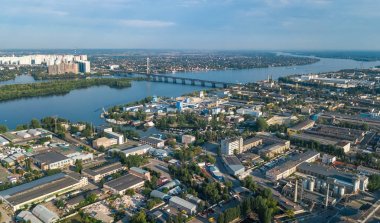 Yukarıdan sanayi bölgesi, fabrika bacaları ve depoları, Kiev (Kyiv) sanayi bölgesi, Ukrayna