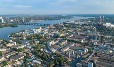 Yukarıdan sanayi bölgesi, fabrika bacaları ve depoları, Kiev (Kyiv) sanayi bölgesi, Ukrayna