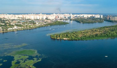 Darnitsky Köprüsü, Dnieper Nehri ve cityscape yukarıdan, şehir Kiev, Ukrayna Hava Üstten Görünüm