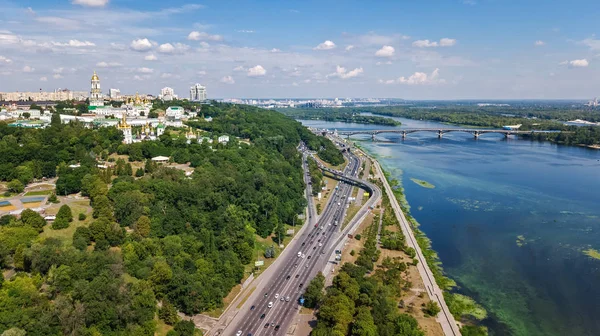 Top Légifelvételek a Kiev Pechersk Lavra egyházak hegyek felülről, városkép város Kijev, Ukrajna — Stock Fotó