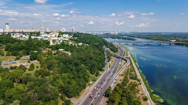 Top Légifelvételek a Kiev Pechersk Lavra egyházak hegyek felülről, városkép város Kijev, Ukrajna — Stock Fotó