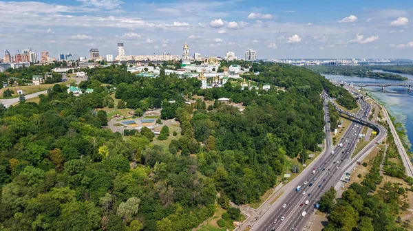 Översta Flygfoto över Kiev Pechersk Lavra kyrkor på kullarna ovanifrån, stadsbilden staden Kiev, Ukraina — Stockfoto