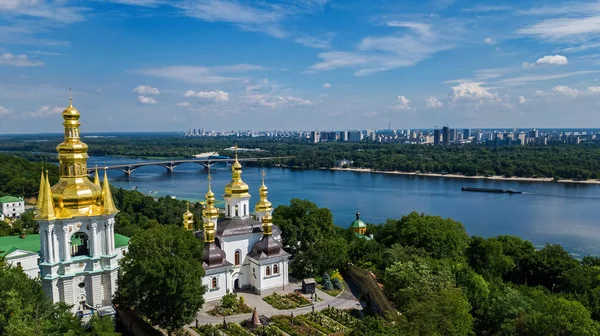 Yukarıdan, cityscape Ukrayna Kiev şehrinin tepelerde Kiev Pechersk Lavra kiliselerin hava Üstten Görünüm