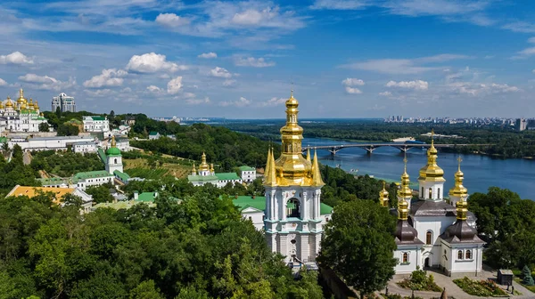 キエフ ・ ペチェールシク大修道院教会、ウクライナ国キエフ市の都市景観の上から丘の上のトップ航空写真 — ストック写真
