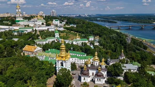 Yukarıdan, cityscape Ukrayna Kiev şehrinin tepelerde Kiev Pechersk Lavra kiliselerin hava Üstten Görünüm