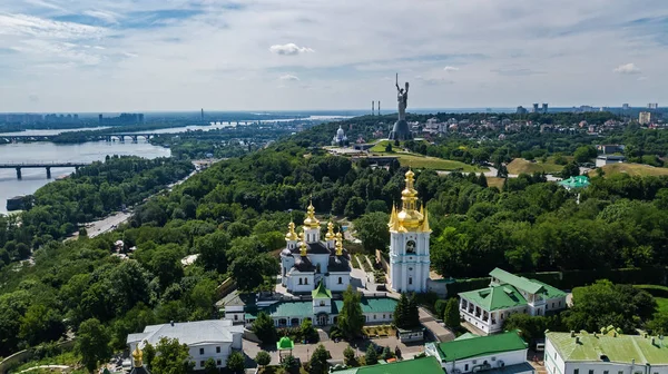 Vista aérea de las iglesias de Kiev Pechersk Lavra en las colinas desde arriba, paisaje urbano de la ciudad de Kiev, Ucrania — Foto de Stock