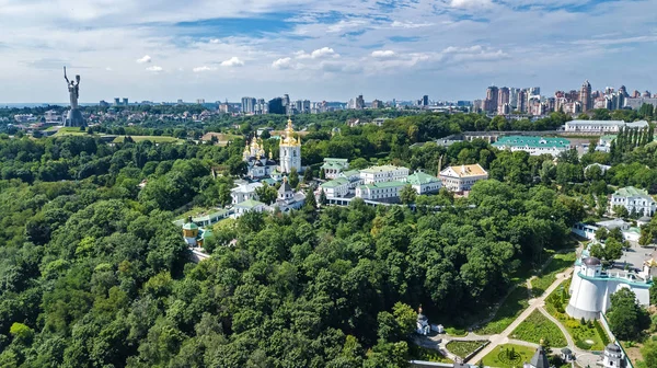 Vista aérea de las iglesias de Kiev Pechersk Lavra en las colinas desde arriba, paisaje urbano de la ciudad de Kiev, Ucrania — Foto de Stock