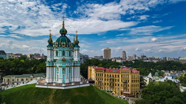Vista aérea de la iglesia de San Andrés y la calle Andreevska desde arriba, paisaje urbano del distrito de Podol, ciudad de Kiev (Kiev), Ucrania — Foto de Stock