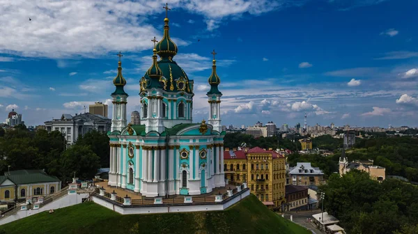 Yukarıdan, cityscape Podol bölgesinin, Kiev şehir (Kiev), Ukrayna Saint Andrew's Kilisesi ve Andreevska street hava Üstten Görünüm