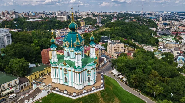 Yukarıdan, cityscape Podol bölgesinin, Kiev şehir (Kiev), Ukrayna Saint Andrew's Kilisesi ve Andreevska street hava Üstten Görünüm