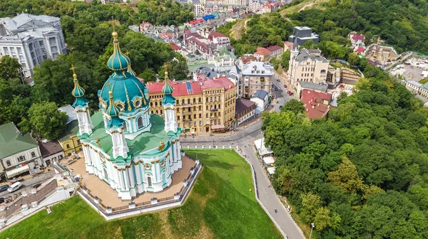 Vista aérea de la iglesia de San Andrés y la calle Andreevska desde arriba, paisaje urbano del distrito de Podol, ciudad de Kiev (Kiev), Ucrania — Foto de Stock