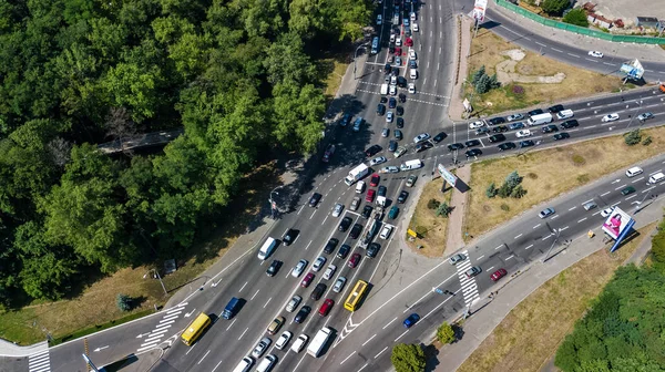 Letecký pohled shora na křižovatce shora, automobilovou dopravu a jam mnoha aut, dopravní koncepce — Stock fotografie