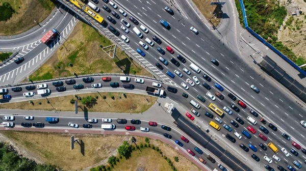 Vista aerea dall'alto del bivio stradale dall'alto, traffico automobilistico e ingorgo di molte auto, concetto di trasporto — Foto Stock
