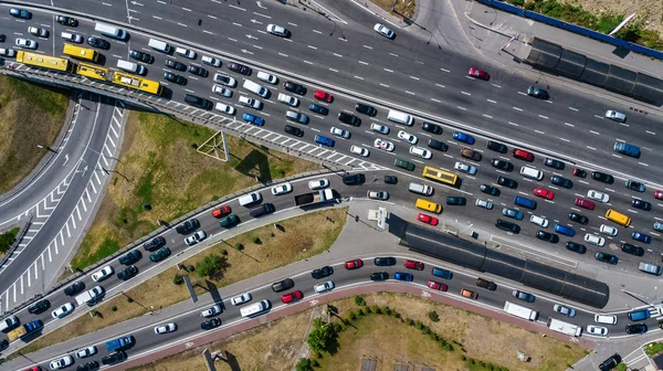 Vista aérea superior del cruce de carreteras desde arriba, tráfico de automóviles y atasco de muchos coches, concepto de transporte — Foto de Stock