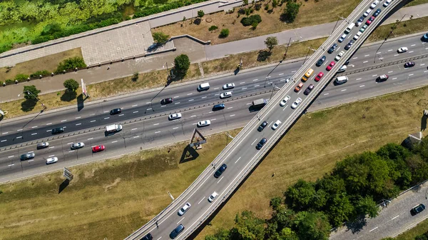 Vista aérea superior da junção rodoviária de cima, tráfego automóvel e engarrafamento de muitos carros, conceito de transporte — Fotografia de Stock