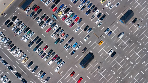 Luftaufnahme des Parkplatzes mit vielen Autos von oben, Verkehrs- und Stadtkonzept — Stockfoto