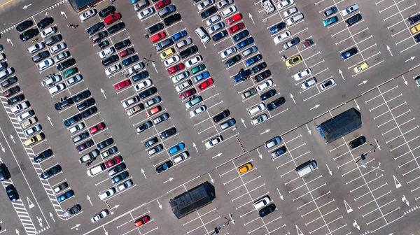 Vista aerea dall'alto del parcheggio con molte auto dall'alto, trasporti e concetto urbano — Foto Stock