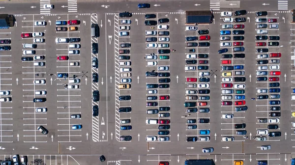 Αεροφωτογραφία πάνω από χώρο στάθμευσης με πολλά αυτοκίνητα από ψηλά, μεταφορές και αστική έννοια — Φωτογραφία Αρχείου