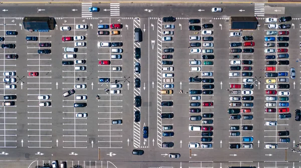 Pemandangan atas lapangan parkir udara dengan banyak mobil dari atas, transportasi dan konsep perkotaan — Stok Foto