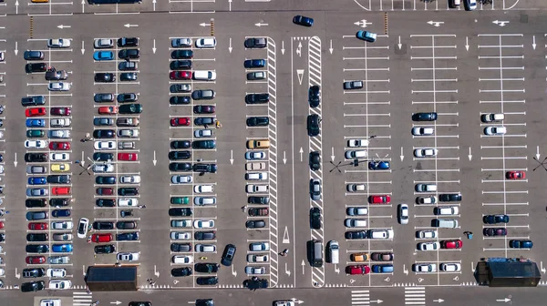 Vista aérea superior del estacionamiento con muchos coches desde arriba, transporte y concepto urbano — Foto de Stock