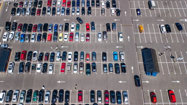 Vista aerea dall'alto del parcheggio con molte auto dall'alto, trasporti e concetto urbano — Foto Stock