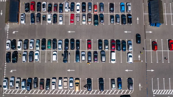 Vista aérea superior del estacionamiento con muchos coches desde arriba, transporte y concepto urbano —  Fotos de Stock