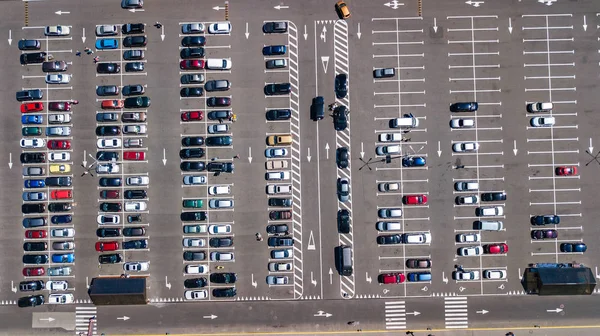 Vista aérea superior del estacionamiento con muchos coches desde arriba, transporte y concepto urbano — Foto de Stock