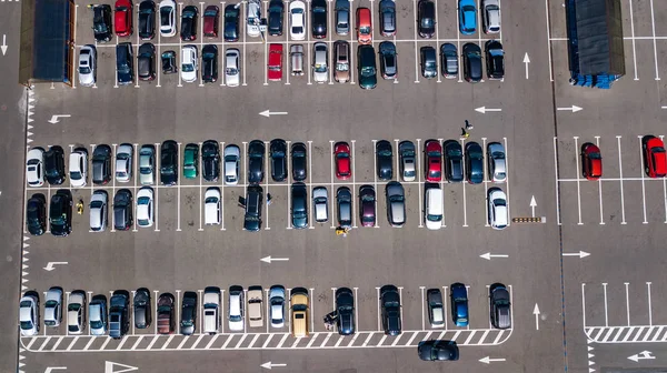 Vista aérea superior del estacionamiento con muchos coches desde arriba, transporte y concepto urbano — Foto de Stock