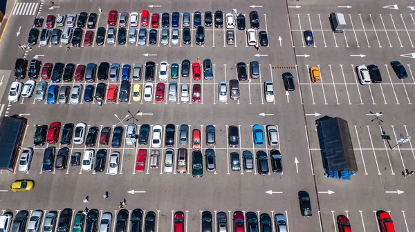 Αεροφωτογραφία πάνω από χώρο στάθμευσης με πολλά αυτοκίνητα από ψηλά, μεταφορές και αστική έννοια — Φωτογραφία Αρχείου