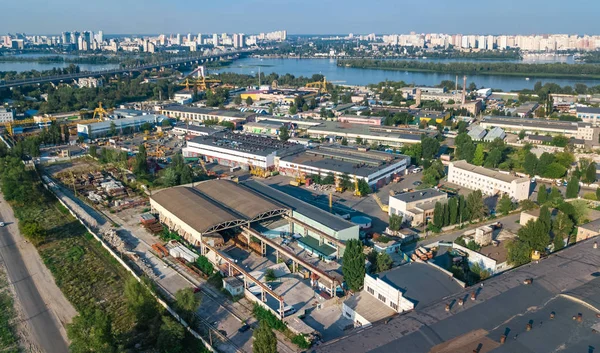 上から工業団地ゾーンの空中トップビュー,工場煙突と倉庫,キエフの工業地区(Kyiv),ウクライナ — ストック写真