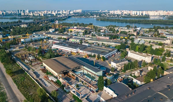 上から工業団地ゾーンの空中トップビュー,工場煙突と倉庫,キエフの工業地区(Kyiv),ウクライナ — ストック写真