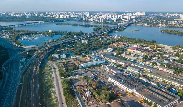 Vista aérea superior da zona do parque industrial de cima, chaminés de fábrica e armazéns, distrito da indústria em Kiev (Kiev), Ucrânia — Fotografia de Stock