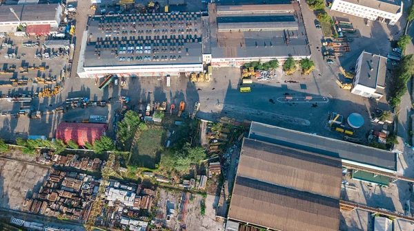 Vista aérea de la zona del parque industrial desde arriba, chimeneas de fábrica y almacenes, distrito industrial en Kiev (Kiev), Ucrania —  Fotos de Stock