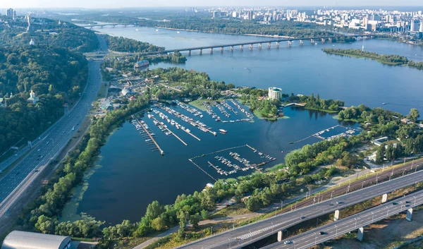 Översta Flygfoto över Darnitsky-bron, floden Dnepr och stadsbilden ovanifrån, stad i Kiev, Ukraina — Stockfoto