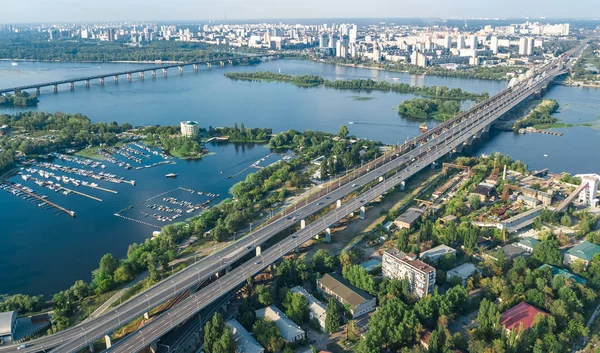 Översta Flygfoto över Darnitsky-bron, floden Dnepr och stadsbilden ovanifrån, stad i Kiev, Ukraina — Stockfoto