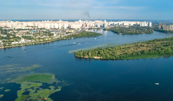 Översta Flygfoto över Darnitsky-bron, floden Dnepr och stadsbilden ovanifrån, stad i Kiev, Ukraina — Stockfoto