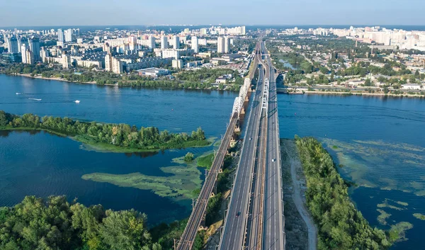 Översta Flygfoto över Darnitsky-bron, floden Dnepr och stadsbilden ovanifrån, stad i Kiev, Ukraina — Stockfoto
