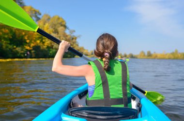 Kayak, nehir Kano turu, çocuk aktif yaz hafta sonu ve tatil, spor ve fitness kavramı içinde kayık kürek çekmeye çocuk Aile