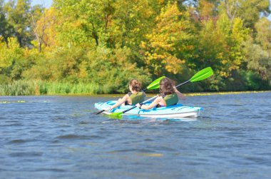 Aile kanosu, anne ve çocuk kano turunda kano, aktif yaz tatili ve tatil, spor ve spor konsepti